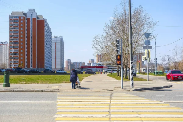 Moskou Rusland April 2019 Voetgangers Overtocht Moskouse Straat — Stockfoto