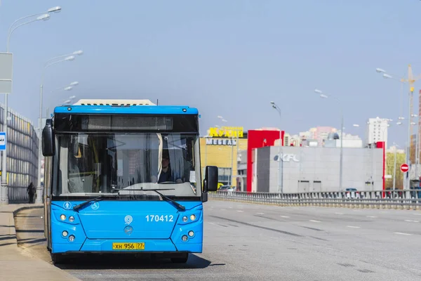 Moskova, Rusya - 21 Nisan 2019: Moskova caddesinde otobüs