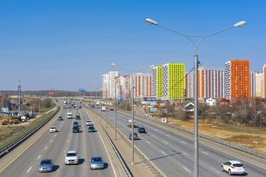 Moskova, Rusya - 21 Nisan 2019: Modern Moskova bölgesi Doğu Butovo'da bir otoyolda trafik 