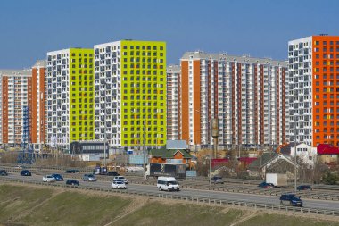 Moskova, Rusya - 21 Nisan 2019: Modern Moskova bölgesi Doğu Butovo'da bir otoyolda trafik 