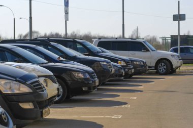 Moskova, Rusya - 20 Nisan 2019: Moskova'da bir konutun bahçesinde park edilmiş arabalar