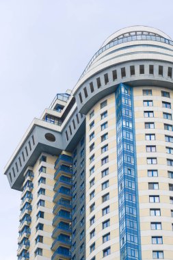 Çok öykülü ev duvarı