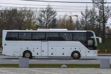 Moskova, Rusya - 21 Nisan 2019: Moskova caddesinde otobüs