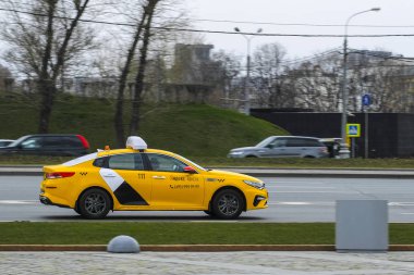 Moskova, Rusya - 27 Nisan 2019: Moskova'da Moskova caddesinde sarı taksi görüntüsü