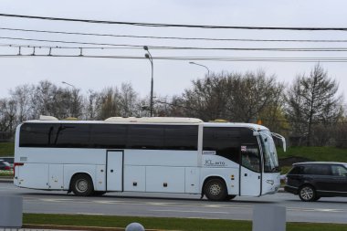 Moskova, Rusya - 21 Nisan 2019: Moskova caddesinde otobüs