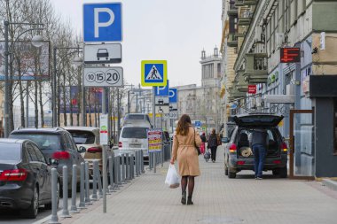 Moskova, Rusya - 27 Nisan 2019: Moskova caddesinde yayalar, Rusya