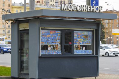 Moskova, Rusya - 21 Nisan 2019: Moskova'daki Victiry Park'ta kiosk
