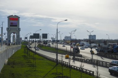 Moskova, Rusya - 24 Nisan 2019: Moskova'daki Moskova Çevre Yolu'ndaki trafik görüntüsü