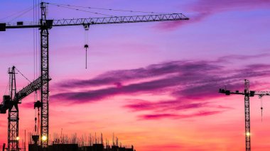 gün batımında Tower Crane İnşaat görüntüsü