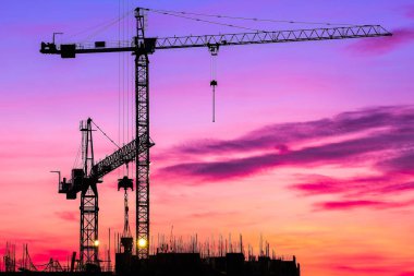 gün batımında Tower Crane İnşaat görüntüsü