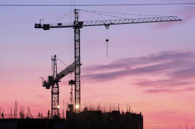gün batımında Tower Crane İnşaat görüntüsü