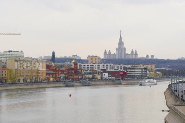 Moskova, Rusya - 21 Nisan 2019: Moskova Nehri'nin dolgusu 