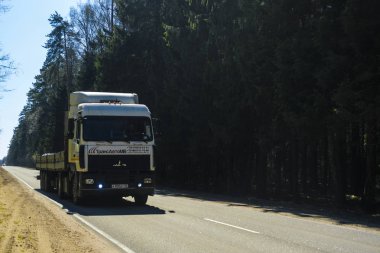 Moskova bölgesi, Protvino, Rusya - 24 Nisan 2019: Moskova bölgesinde bir ülke yolunda kamyon, Rusya