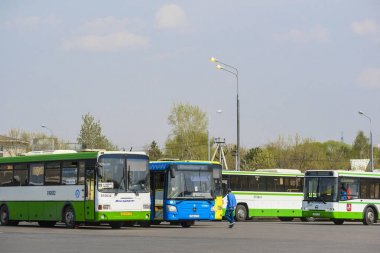 Moskova, Rusya - 27 Nisan 2019: otobüs park görüntüsü
