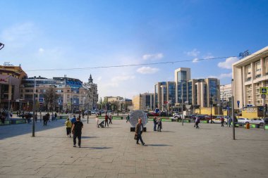 Moskova, Rusya - 27 Nisan 2019: Moskova meydanıNda yayalar Miasnitskii Val, Rusya