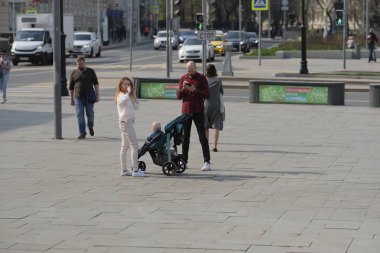 Moskova, Rusya - 27 Nisan 2019: Moskova meydanıNda yayalar Miasnitskii Val, Rusya