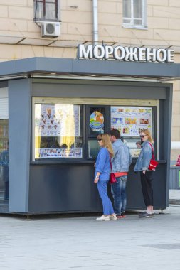 Moskova, Rusya - 27 Nisan 2019: Moskova'da dondurma büfesi görüntüsü