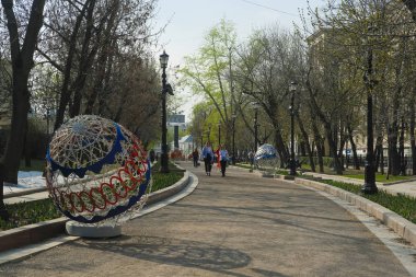 Moskova, Rusya - 27 Nisan 2019: Rozhdestvenskiy Bulvarı'nın Moskova'daki görüntüsü 