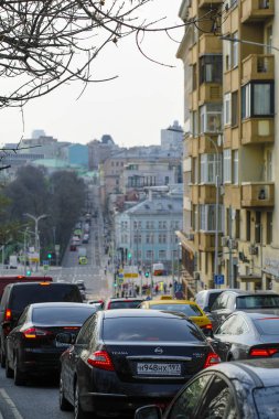 Moskova, Rusya - 27 Nisan 2019: Moskova, Rusya'da trafik sıkışıklığı