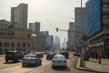 Moskova, Rusya - 27 Nisan 2019: Moskova'da trafik görüntüsü