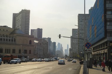 Moskova, Rusya - 27 Nisan 2019: Moskova'da trafik görüntüsü