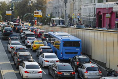 Moskova, Rusya - 27 Nisan 2019: Moskova, Rusya'da trafik sıkışıklığı