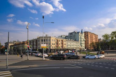 Moskova, Rusya - 27 Nisan 2019: Moskova meydanıprichestinskiye vorota, Rusya'da arabalar ve yayalar