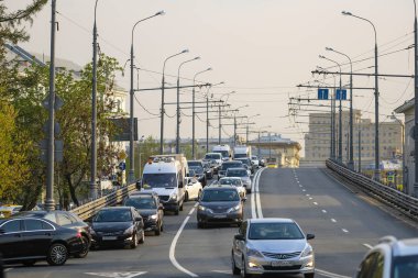 Moskova, Rusya - 27 Nisan 2019: Moskova'da trafik görüntüsü