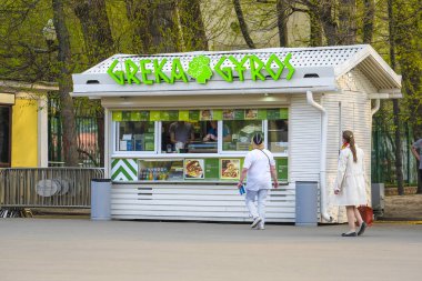 Moskova, Rusya - 27 Nisan 2019: Moskova'daki yemek büfesi görüntüsü