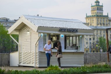 Moskova, Rusya - 27 Nisan 2019: Moskova'daki yemek büfesi görüntüsü