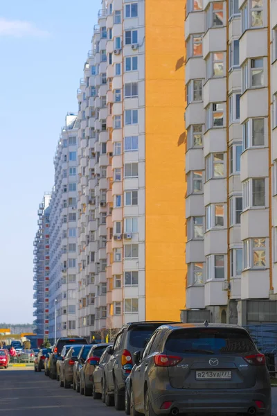 Moscou Rússia Abril 2019 Carros Estacionados Quintal Uma Casa Residencial — Fotografia de Stock