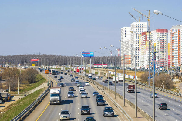 Москва, Россия - 21 апреля 2019 года: движение по автомагистрали в современном Московском районе Восточное Бутово
 