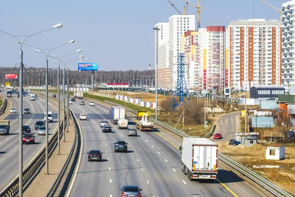 Moskova, Rusya - 21 Nisan 2019: Modern Moskova bölgesi Doğu Butovo'da bir otoyolda trafik 