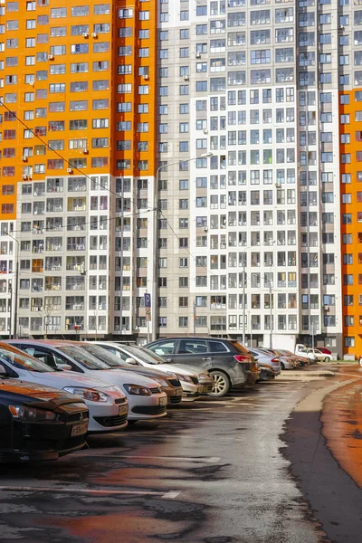 Moskou Rusland April 2019 Auto Geparkeerd Werf Van Een Woonhuis — Stockfoto