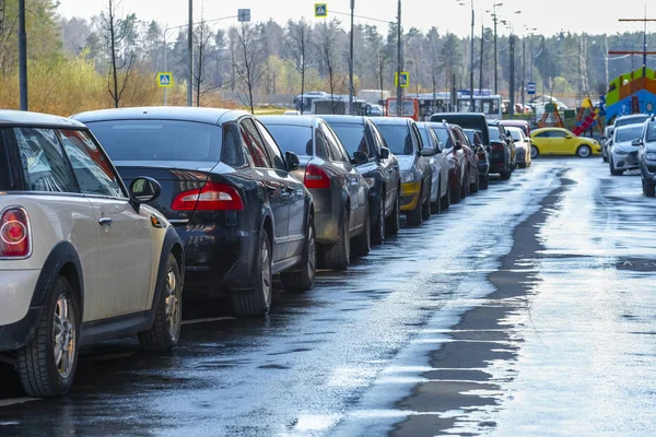 Moscú Rusia Abril 2019 Coches Estacionados Patio Una Casa Residencial —  Fotos de Stock