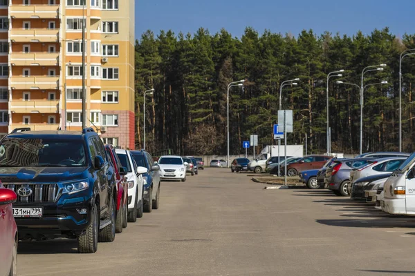 Moskva Rusko Duben 2019 Auta Zaparkovaná Dvoře Obytný Dům Moskvě — Stock fotografie
