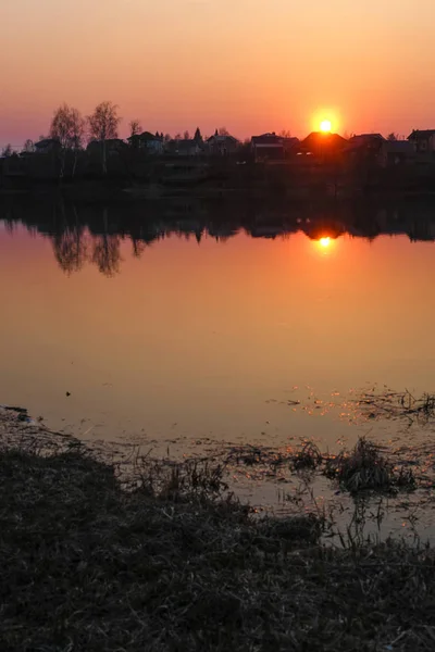 Landschap Met Het Beeld Van Spring Lake Bij Zonsondergang — Stockfoto