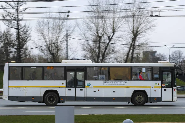 Moskwa Rosja Kwiecień 2019 Autobus Ulicy Moskwy — Zdjęcie stockowe