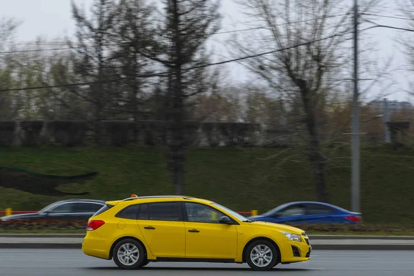 Moskva Rusko Duben 2019 Obrázek Žlutého Taxi Moskevské Ulici Moskvě — Stock fotografie