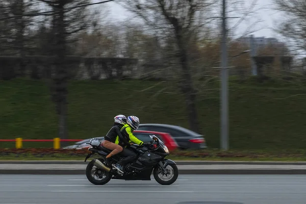 Moskva Rusko Duben 2019 Obraz Motocyklky Jeho Cestujícího — Stock fotografie