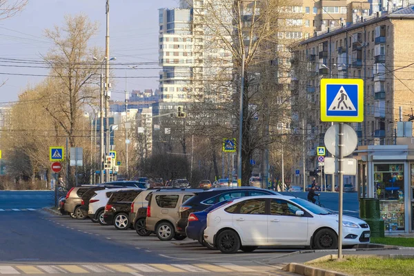 Moskova Rusya Nisan 2019 Moskova Bir Konutun Bahçesinde Park Edilmiş — Stok fotoğraf