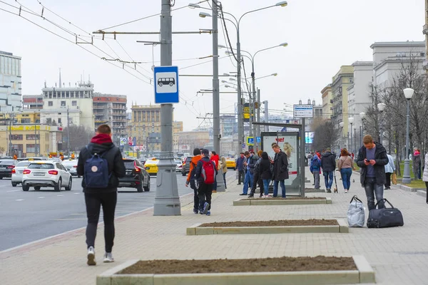 Moskwa Rosja Kwiecień 2019 Piesi Ulicy Moskiewskiej Rosja — Zdjęcie stockowe