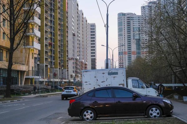 Moskva Rusko Duben 2019 Auta Zaparkovaná Dvoře Obytný Dům Moskvě — Stock fotografie