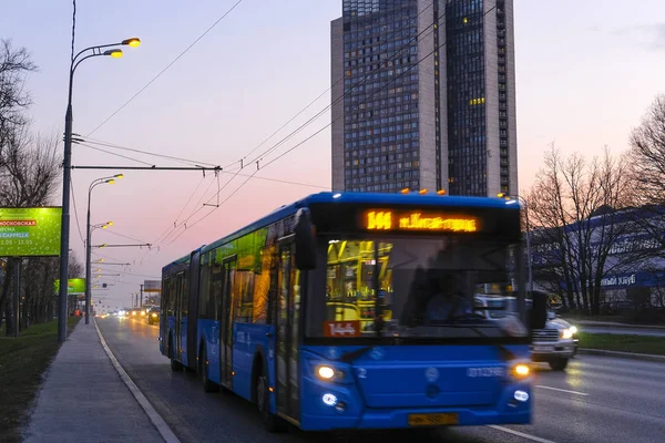 Moskau Russland April 2019 Bus Auf Der Moskauer Straße Abend — Stockfoto