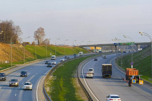 モスクワ地域 ロシア 2019年4月24日 モスクワ地域の高速道路上のトラフィック — ストック写真