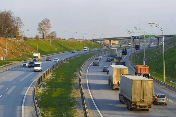 Región Moscú Rusia Abril 2019 Tráfico Una Carretera Región Moscú —  Fotos de Stock