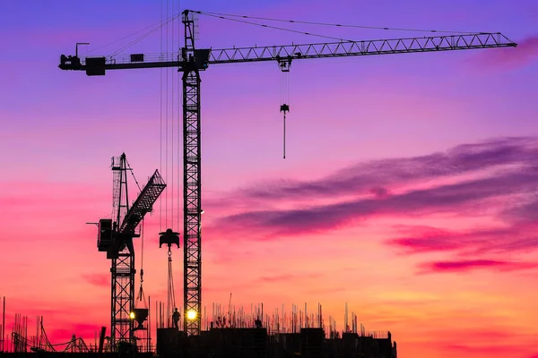 gün batımında Tower Crane İnşaat görüntüsü