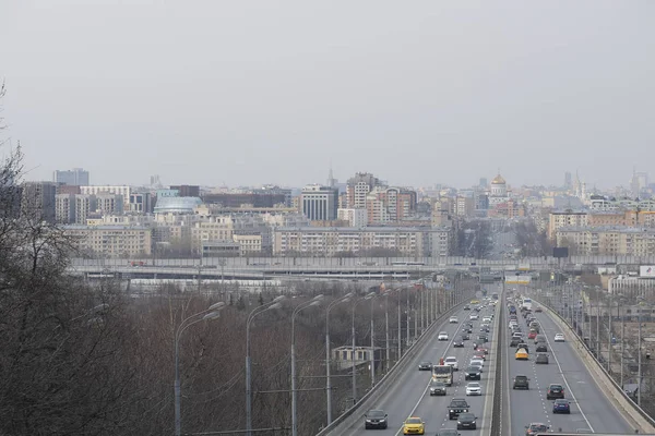 Moscú Rusia Abril 2019 Tráfico Puente Sobre Vorobiyovi Gori Moscú — Foto de Stock