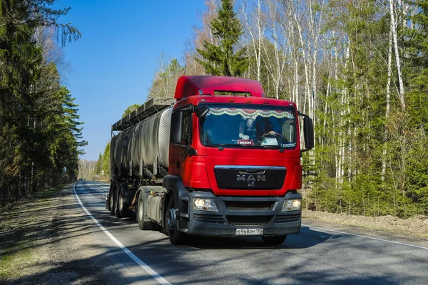 Московская Область Протвино Россия Апреля 2019 Года Грузовик Загородной Дороге — стоковое фото