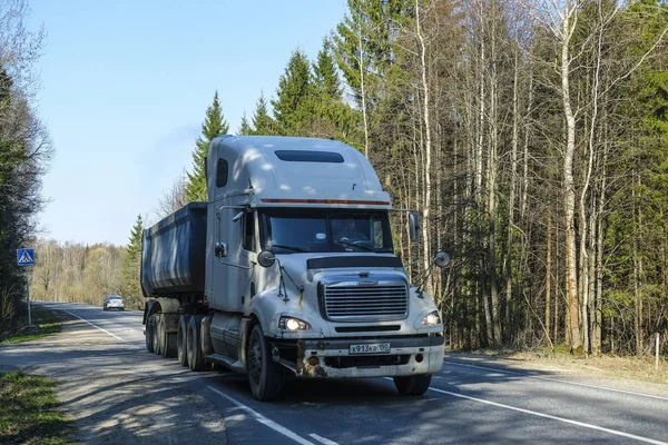 Московская Область Протвино Россия Апреля 2019 Года Грузовик Загородной Дороге — стоковое фото